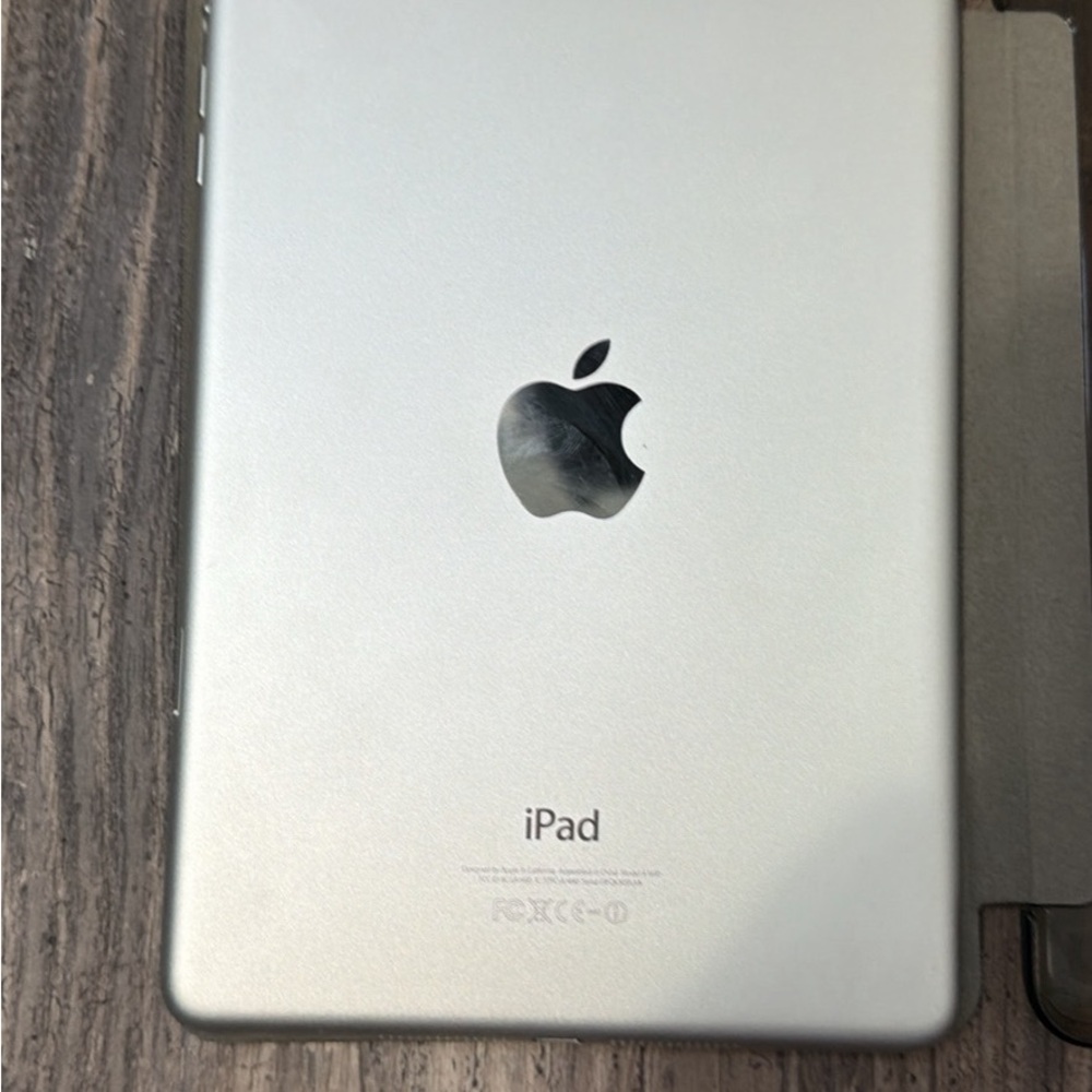 Apple Tablet - White - Picture 2 of 7